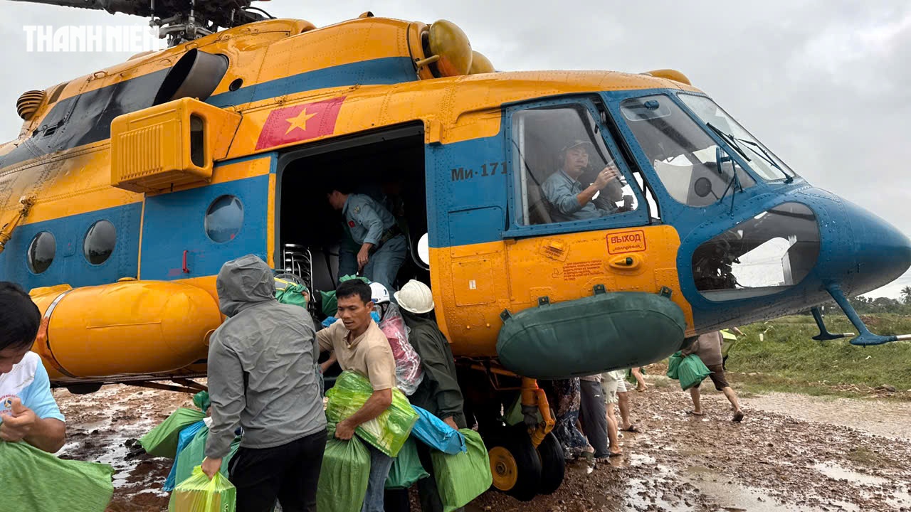 Trực thăng Bộ Quốc phòng thả hàng cứu trợ người dân ngập lụt Phú Yên cũ- Ảnh 13. Trực thăng Bộ Quốc phòng thả hàng cứu trợ người dân ngập lụt Phú Yên cũ- Ảnh 13.