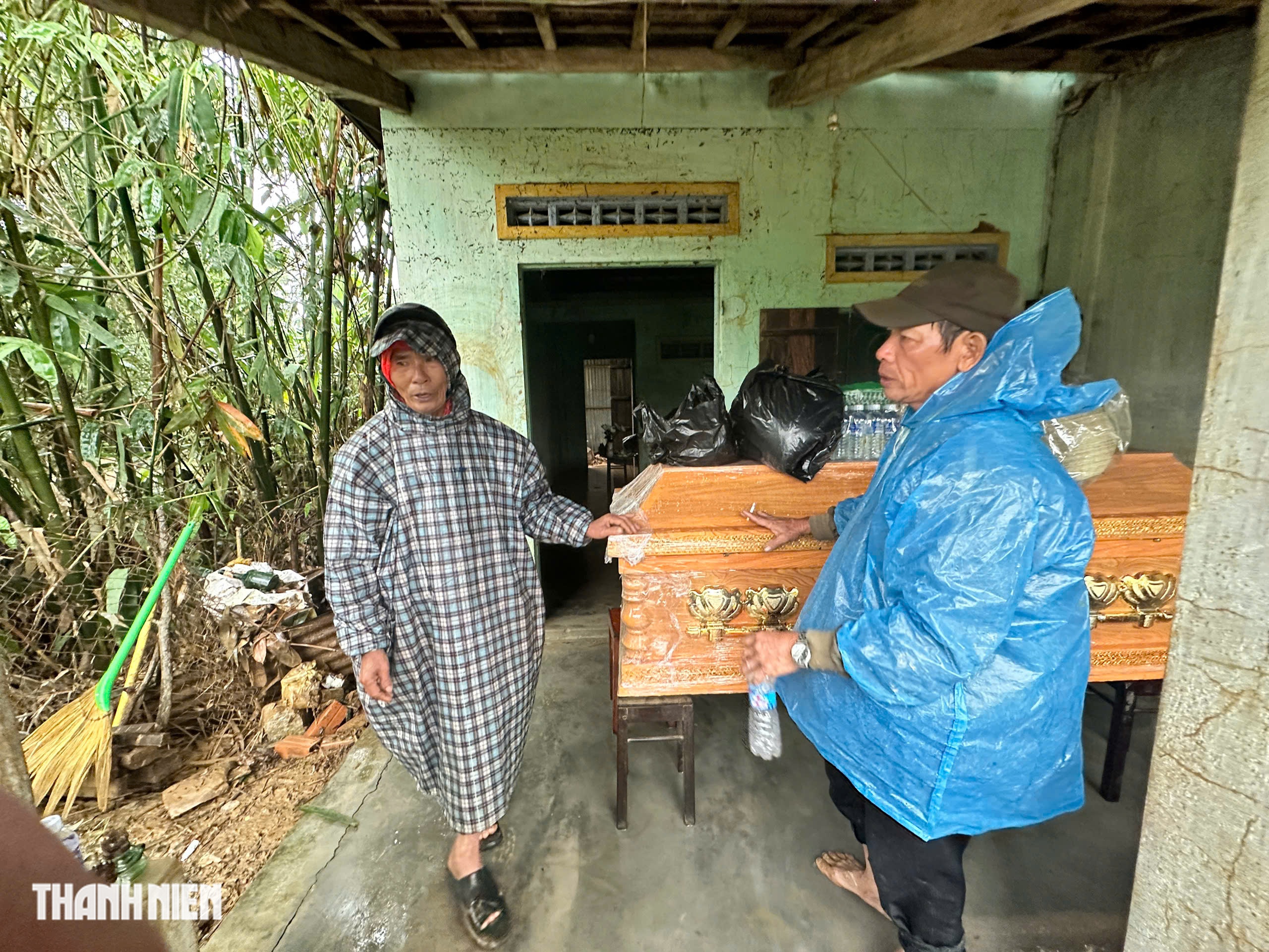 Quan tài trước nhà ở rốn lũ Hòa Thịnh, Đắk Lắk: 'Đau đớn không gì bằng!' - Ảnh 7.