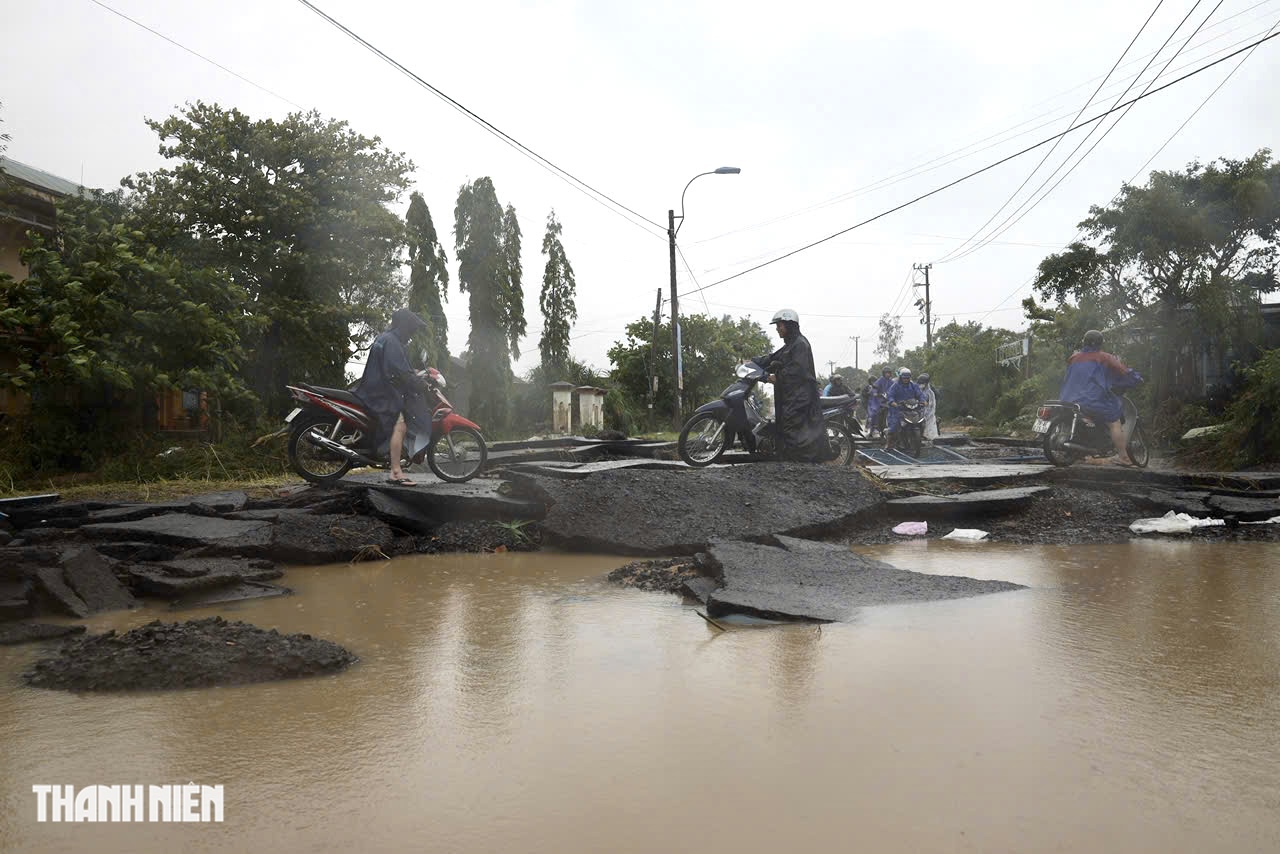 Cận cảnh đường liên xã ở Phú Yên cũ bị tàn phá nặng nề Sau lũ lụt - Ảnh 9.