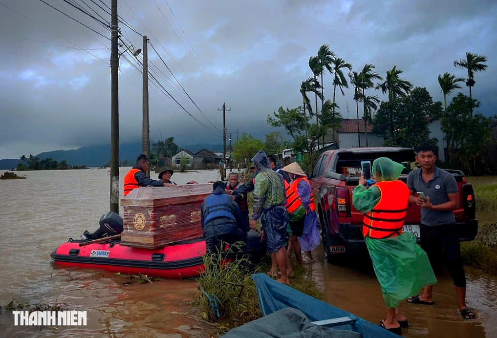 Трогательные кадры в Тэйхоа, Хоатхинь после исторического наводнения - Фото 1.