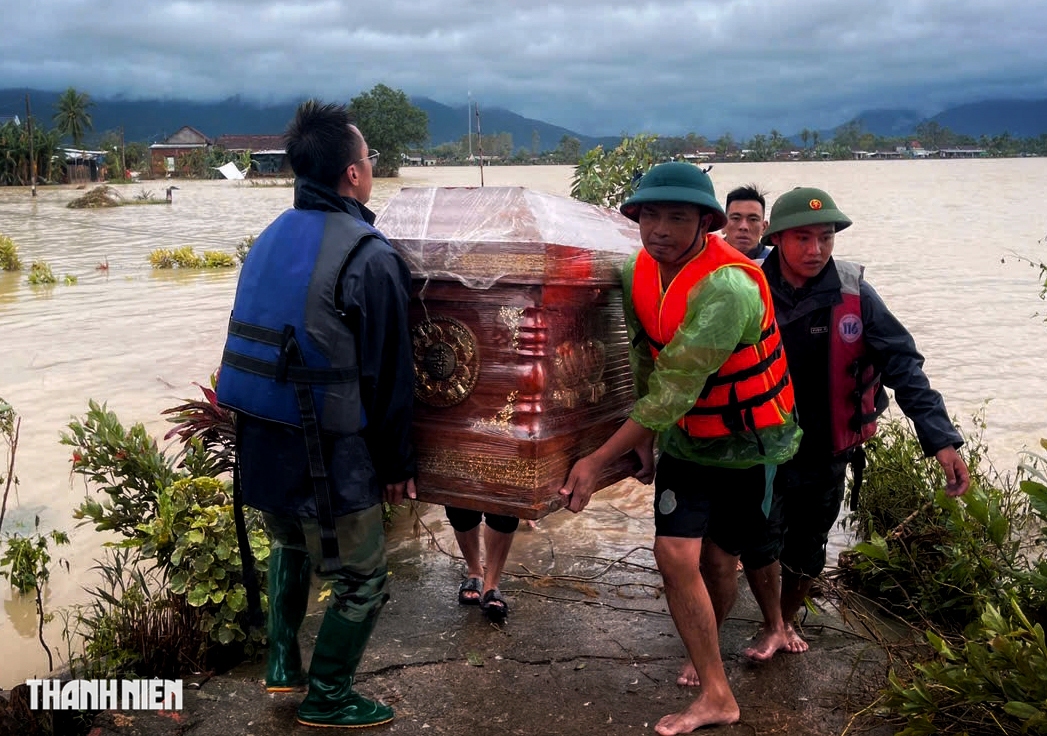 Трогательные кадры в Тэйхоа, Хоатхинь после исторического наводнения - Фото 4.