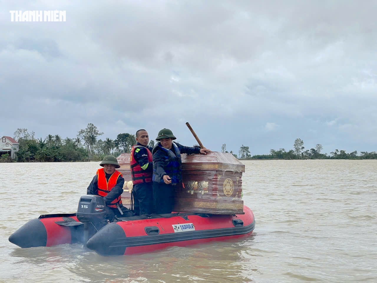 PV Thanh Niên hỗ trợ đưa quan tài vượt lũ lo hậu sự người mất- Ảnh 5.