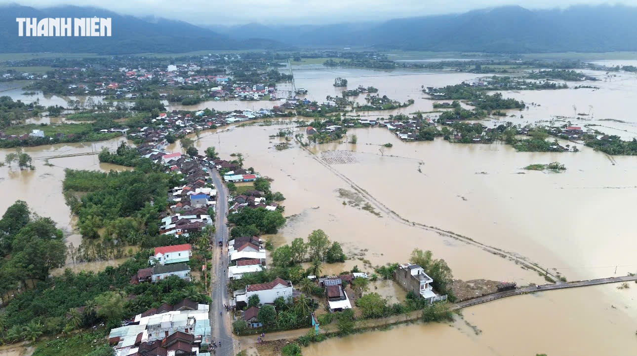 Rốn lũ hòa Thịnh Đắk Lắk nhìn từ trên cao: Nước mênh mông , rút chậm - Ảnh 2.