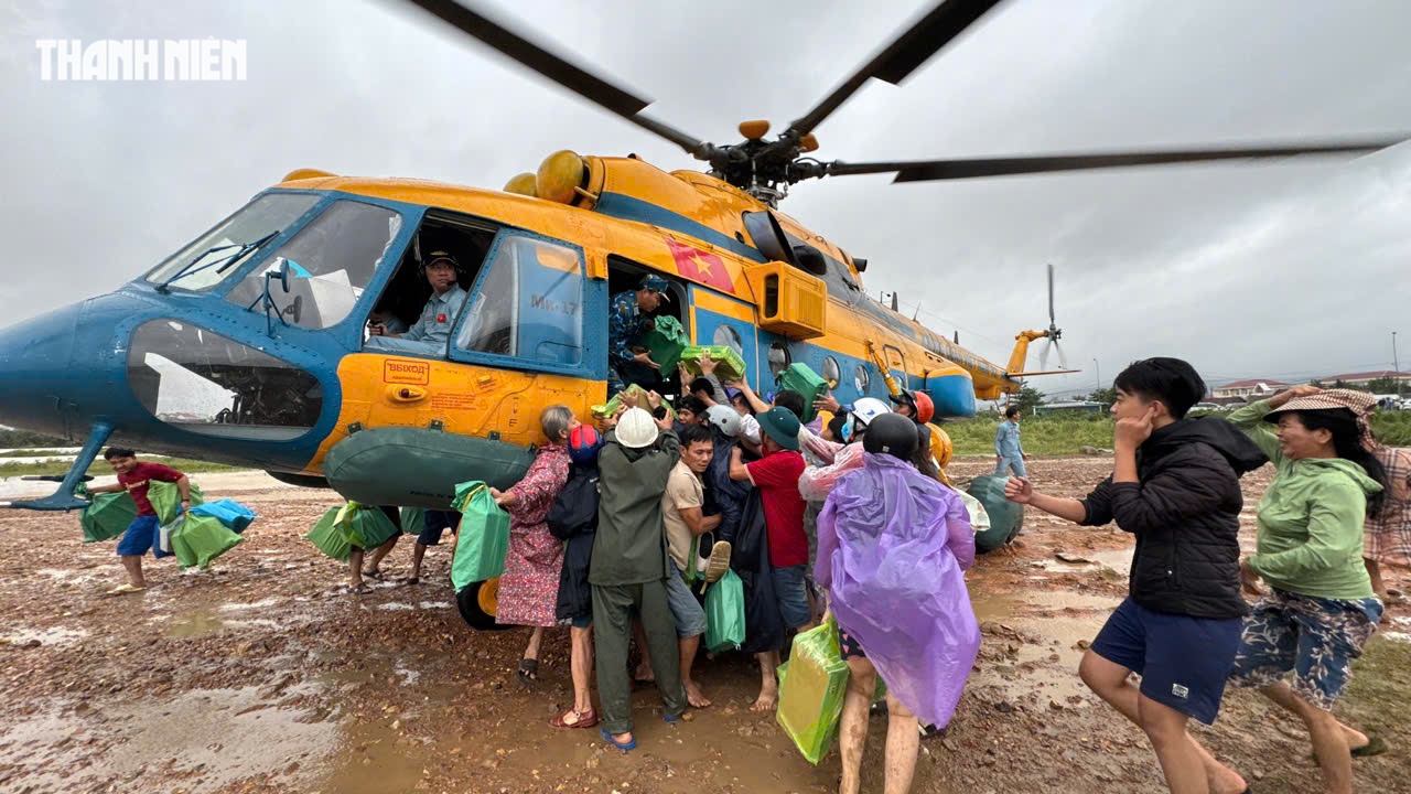 Trực thăng Bộ Quốc phòng thả hàng cứu trợ người dân ngập lụt Phú Yên cũ- Ảnh 12. Trực thăng Bộ Quốc phòng thả hàng cứu trợ người dân ngập lụt Phú Yên cũ- Ảnh 12.