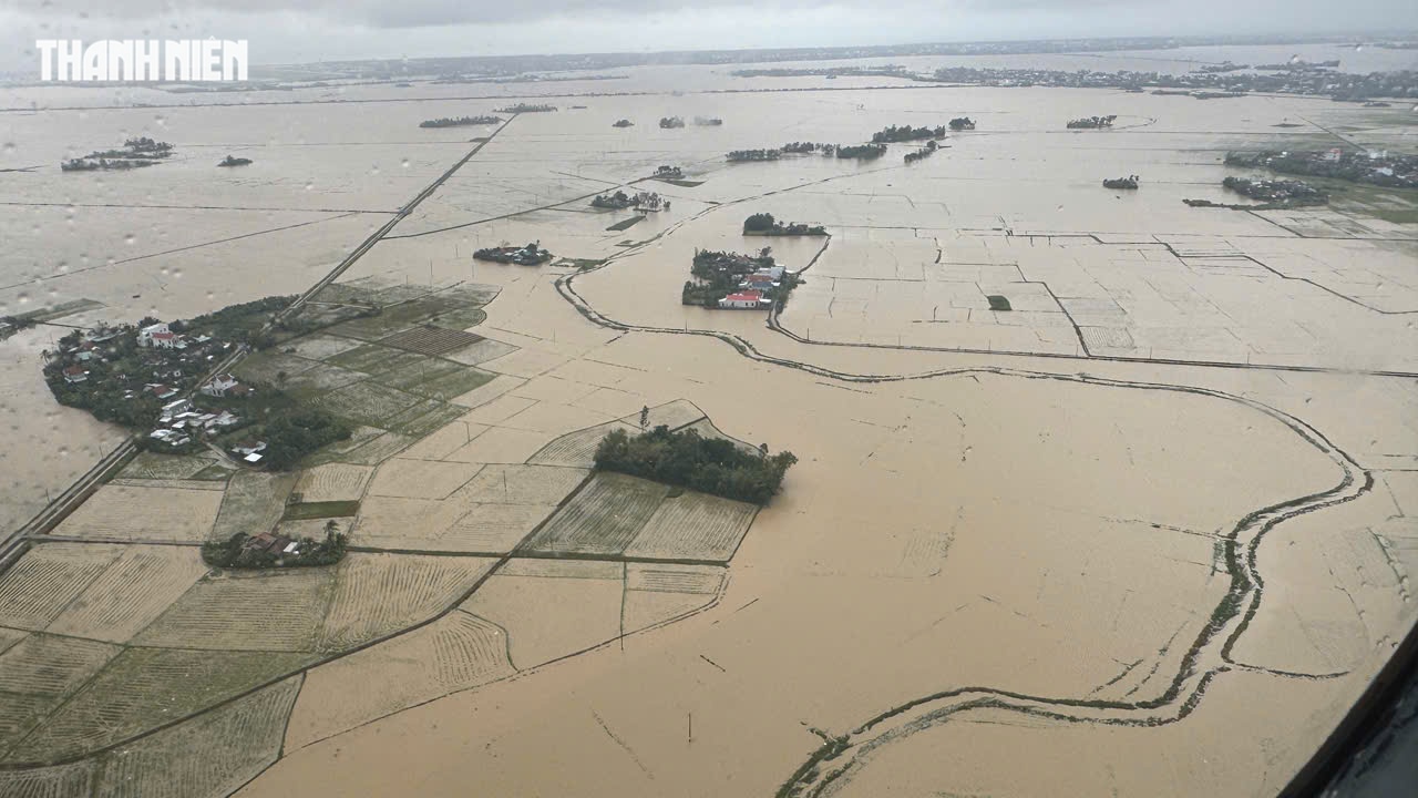 Rốn ngập lụt Phú Yên cũ nhìn từ trực thăng Bộ Quốc phòng, còn mênh mông nước- Ảnh 1. Rốn ngập lụt Phú Yên cũ nhìn từ trực thăng Bộ Quốc phòng, còn mênh mông nước- Ảnh 1.