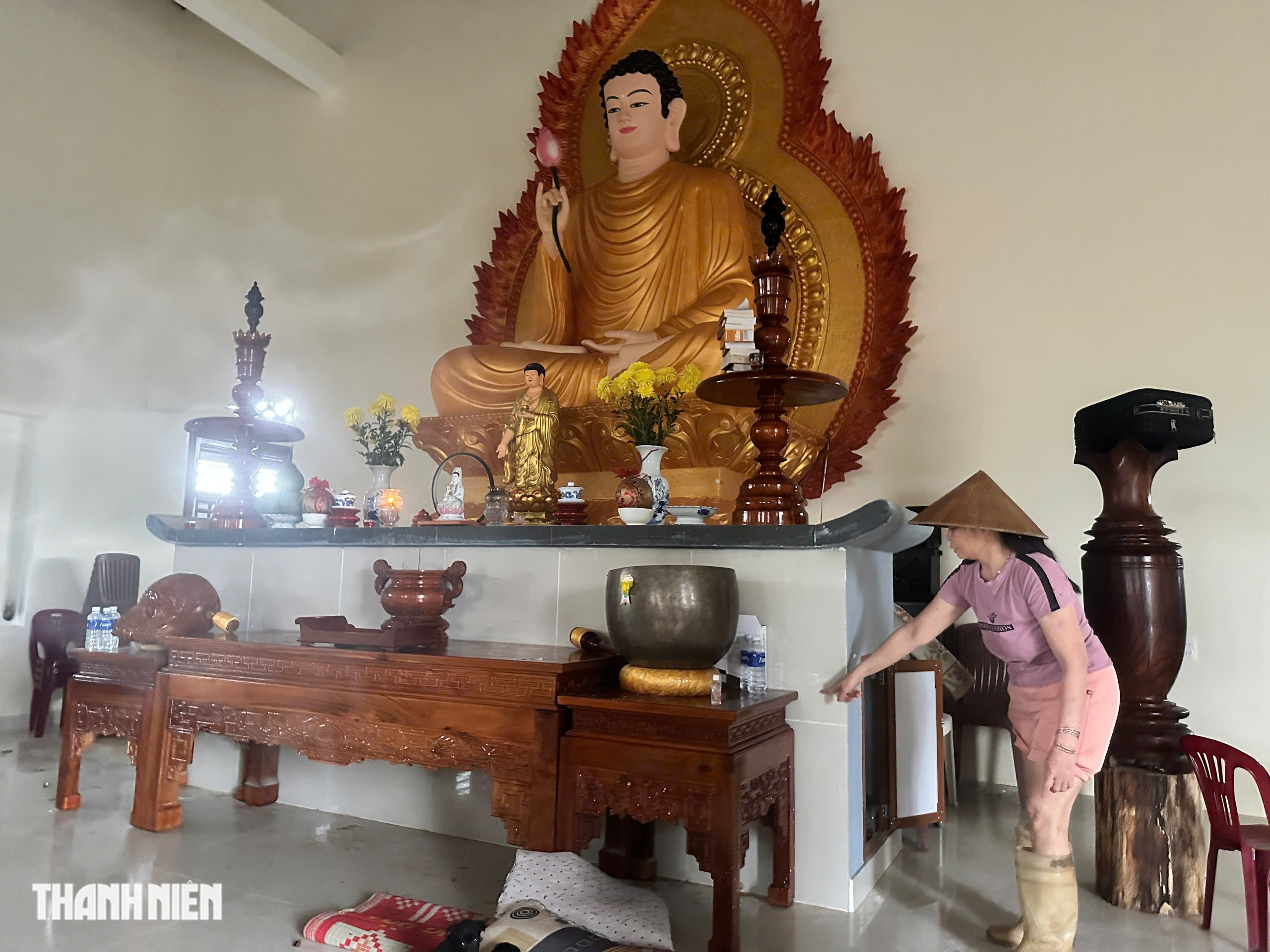 Dân xã Hòa Thịnh (Đắk Lắk) leo bàn thờ, ôm tượng Phật lúc lũ dâng cao - Ảnh 2.