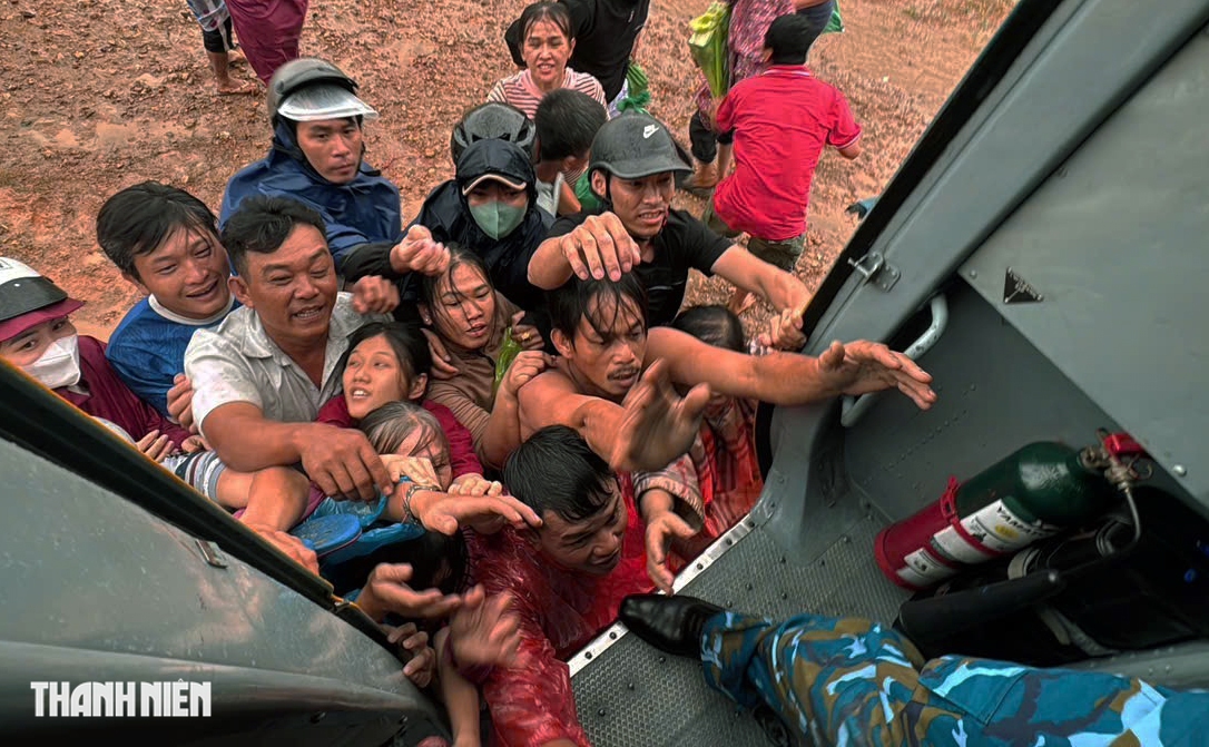 Трогательные кадры в Тэйхоа, Хоатхинь после исторического наводнения - Фото 10.