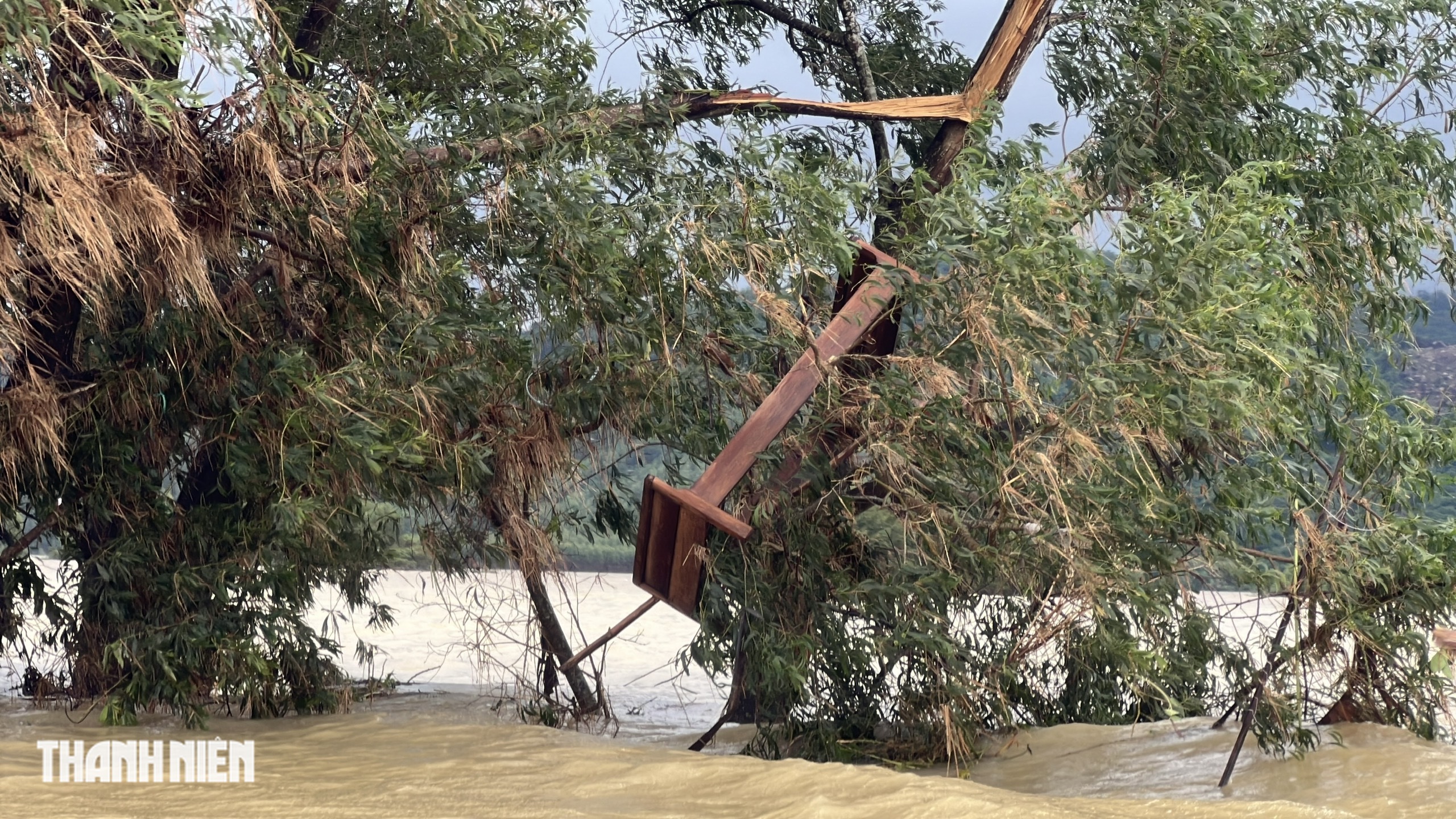 Cứu trợ khẩn cấp cho người dân Hội Cư trong bão lũ tàn phá - Ảnh 3.