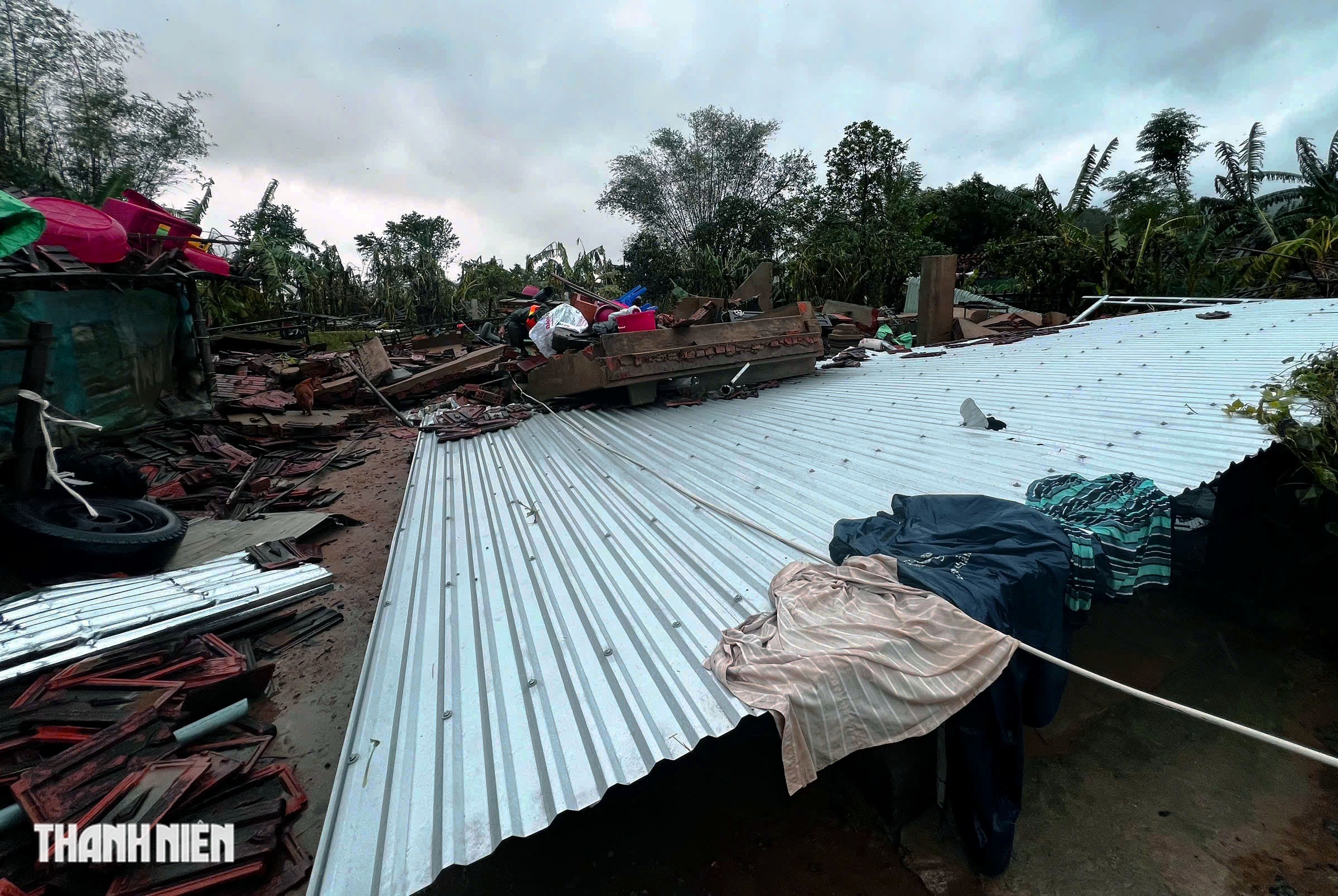 Трогательные кадры в Тэйхоа, Хоатхинь после исторического наводнения - Фото 6.