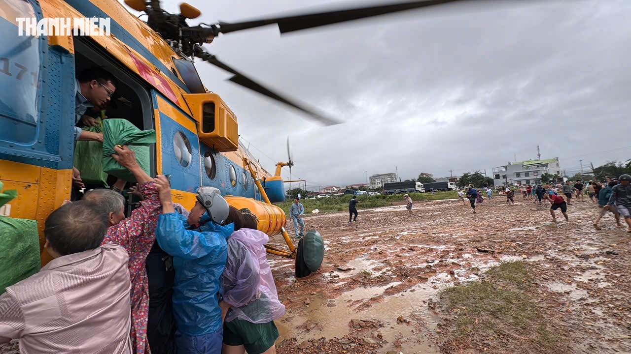 Trực thăng Bộ Quốc phòng thả hàng cứu trợ người dân ngập lụt Phú Yên cũ- Ảnh 11. Trực thăng Bộ Quốc phòng thả hàng cứu trợ người dân ngập lụt Phú Yên cũ- Ảnh 11.