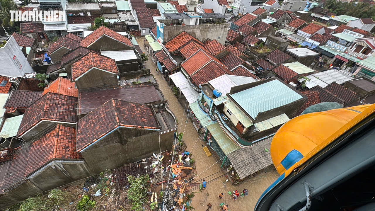 Rốn ngập lụt Phú Yên cũ nhìn từ trực thăng Bộ Quốc phòng, còn mênh mông nước- Ảnh 8. Rốn ngập lụt Phú Yên cũ nhìn từ trực thăng Bộ Quốc phòng, còn mênh mông nước- Ảnh 8.
