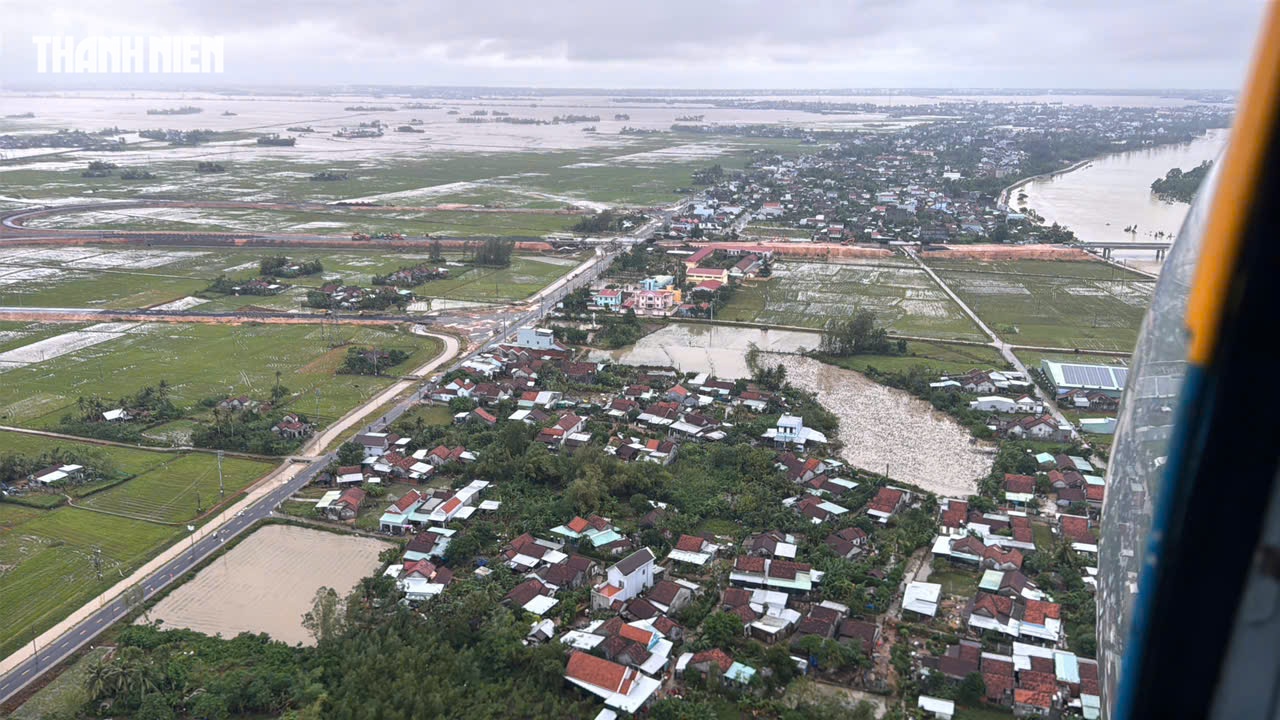 Rốn ngập lụt Phú Yên cũ nhìn từ trực thăng Bộ Quốc phòng, còn mênh mông nước- Ảnh 3. Rốn ngập lụt Phú Yên cũ nhìn từ trực thăng Bộ Quốc phòng, còn mênh mông nước- Ảnh 3.