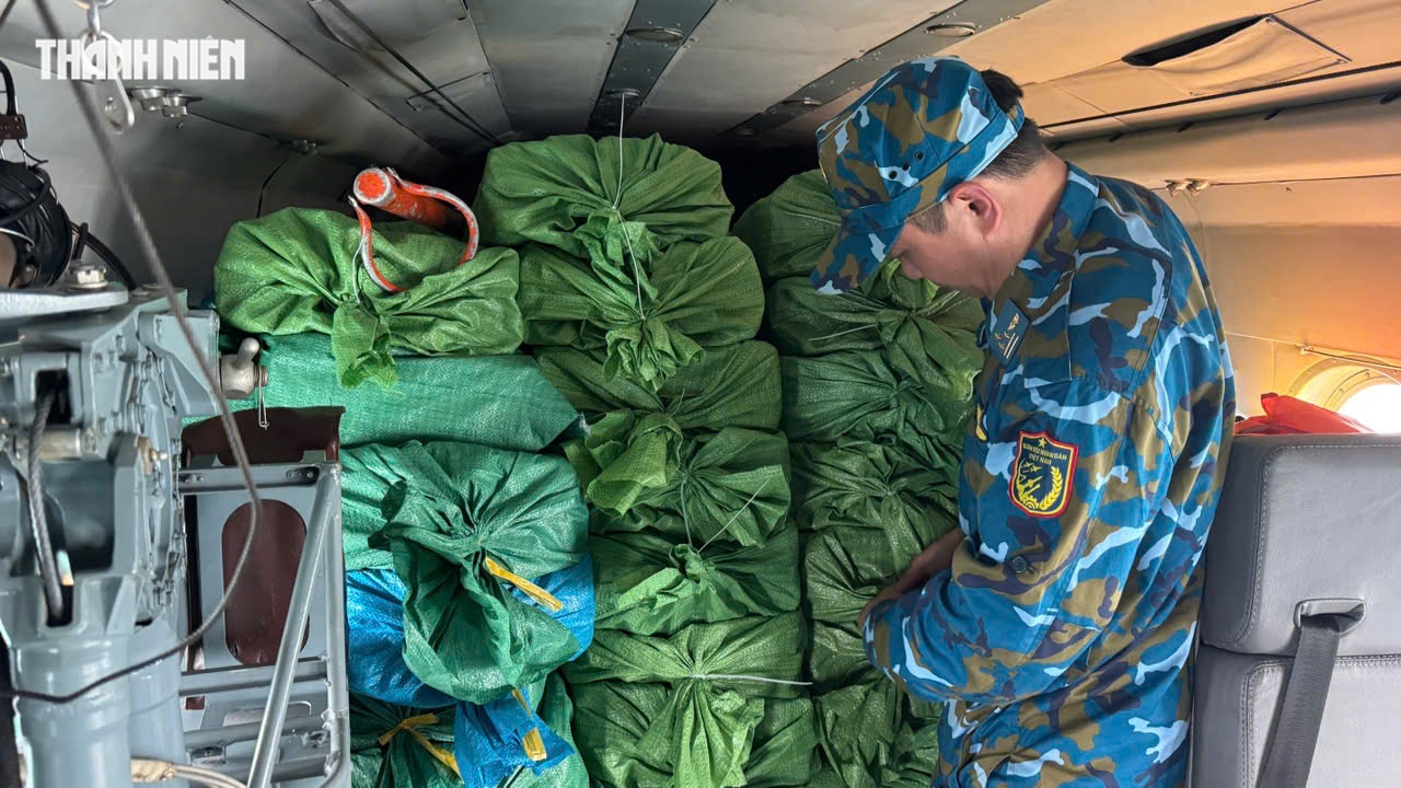 Trực thăng Bộ Quốc phòng thả hàng cứu trợ người dân ngập lụt Phú Yên cũ- Ảnh 4. Trực thăng Bộ Quốc phòng thả hàng cứu trợ người dân ngập lụt Phú Yên cũ- Ảnh 4.
