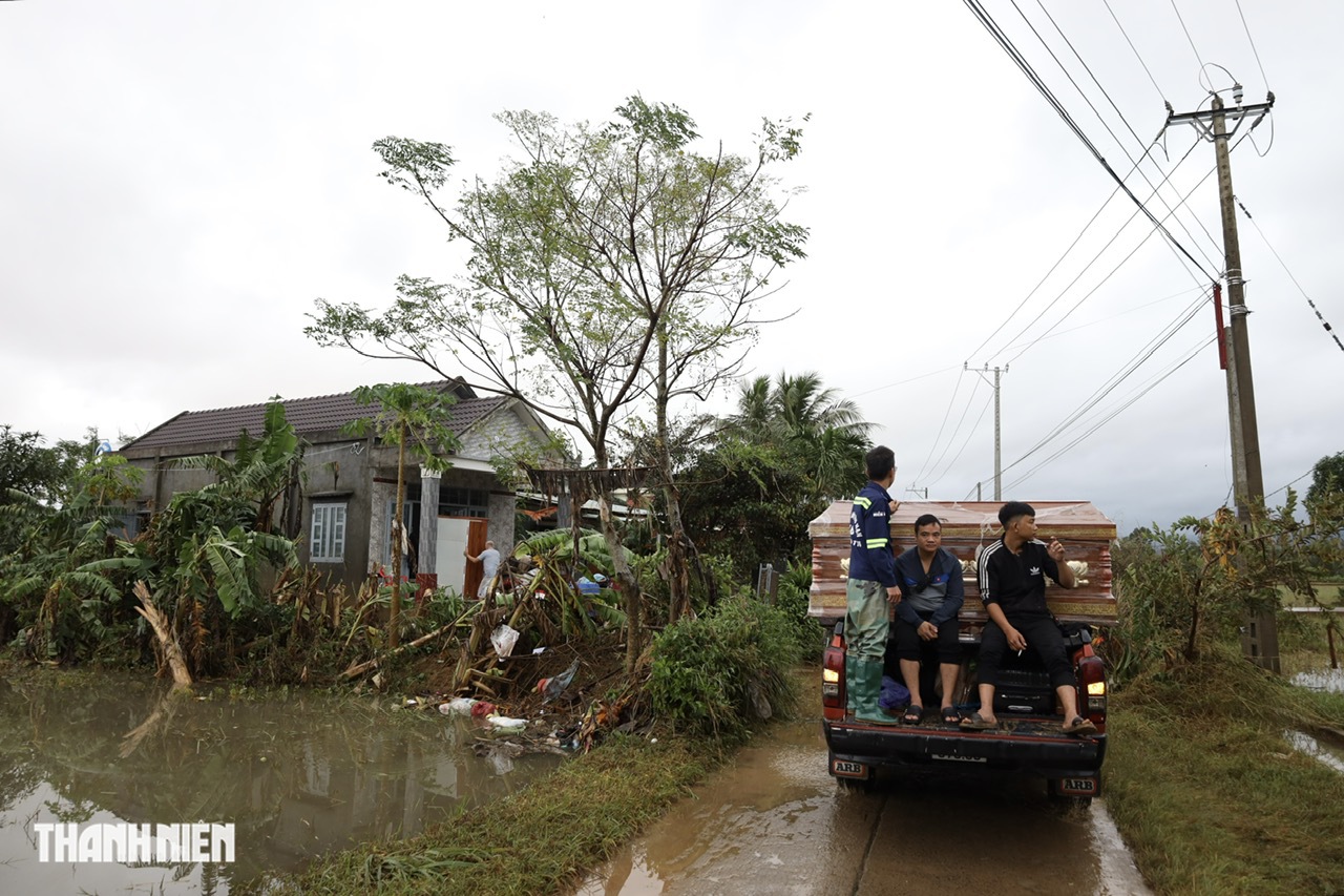Quan tài của bà Cúc: Nỗi đau giữa biển nước tại Đắk Lắk - Ảnh 5.