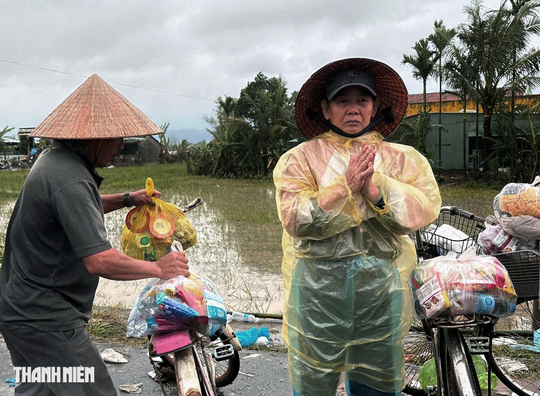 Những h&igrave;nh ảnh x&uacute;c động tại T&acirc;y H&ograve;a , H&ograve;a Thịnh sau đợt lũ lịch sử - Ảnh 12.