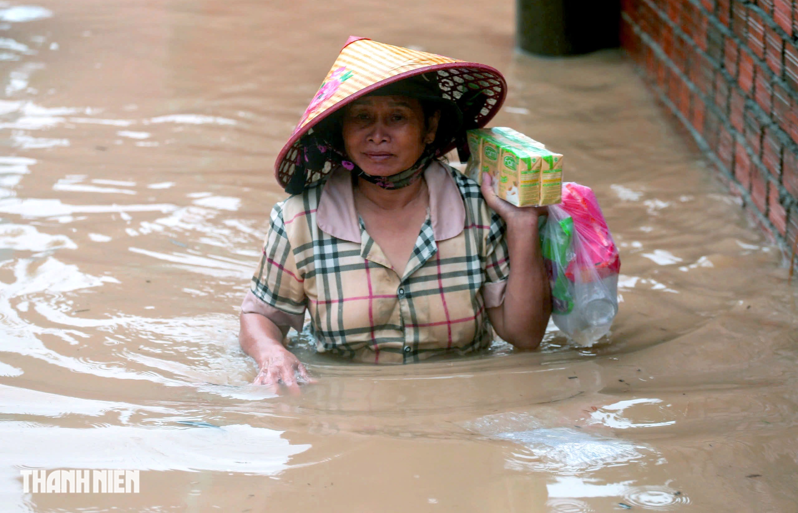 Трогательные кадры в Тэйхоа, Хоатхинь после исторического наводнения - Фото 9.