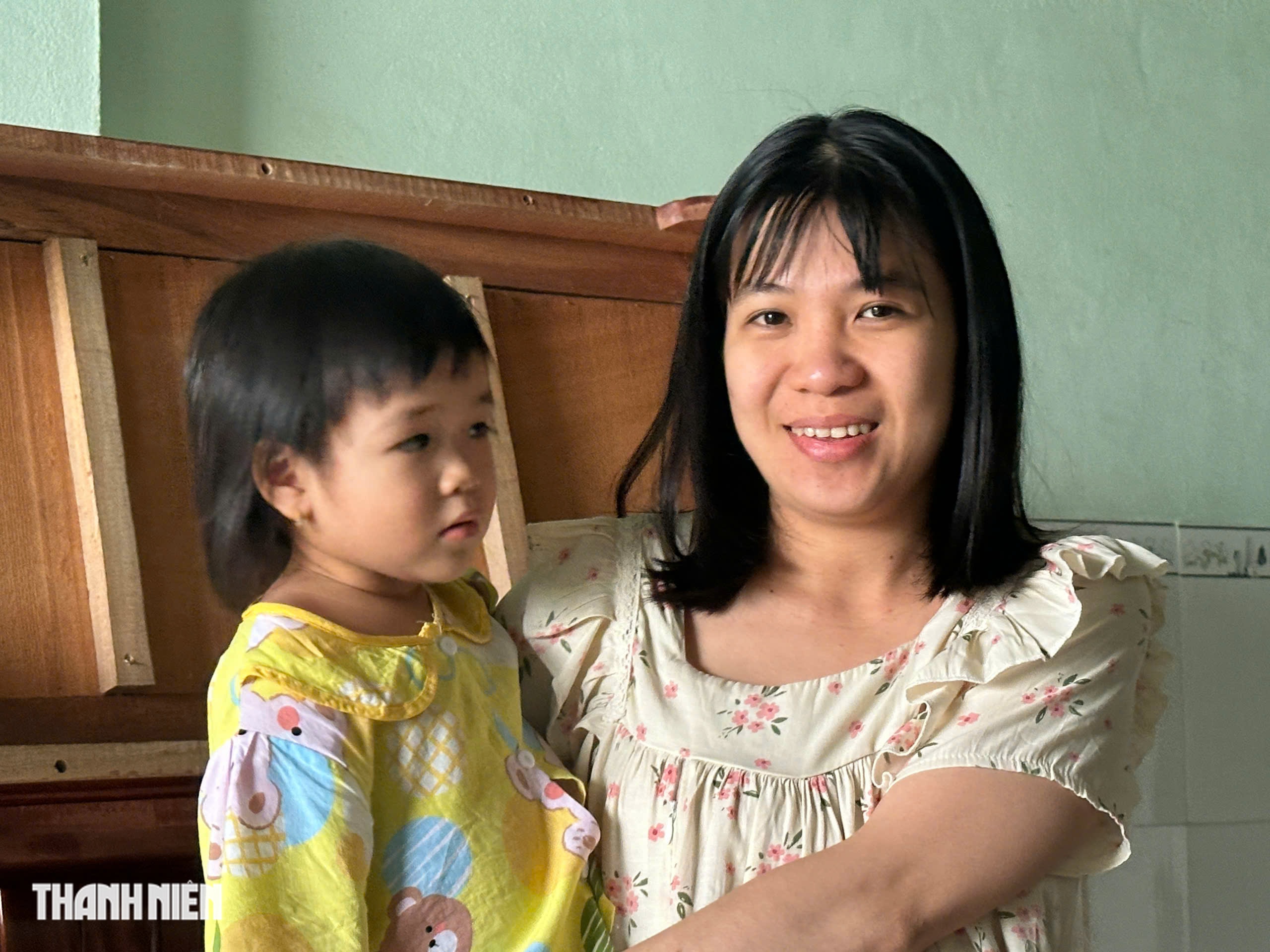 Dân xã Hòa Thịnh (Đắk Lắk) leo bàn thờ, ôm tượng Phật lúc lũ dâng cao - Ảnh 5.