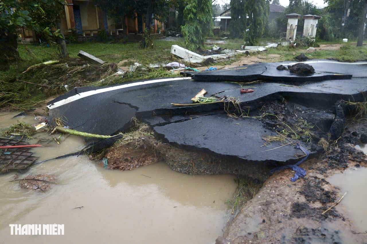 Cận cảnh đường liên xã ở Phú Yên cũ bị tàn phá nặng nề Sau lũ lụt - Ảnh 8.
