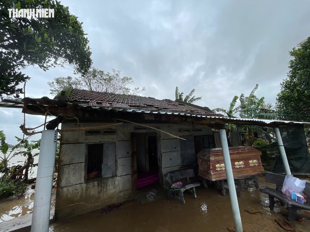 PV Thanh Niên hỗ trợ đưa quan tài vượt lũ lo hậu sự người mất- Ảnh 9.