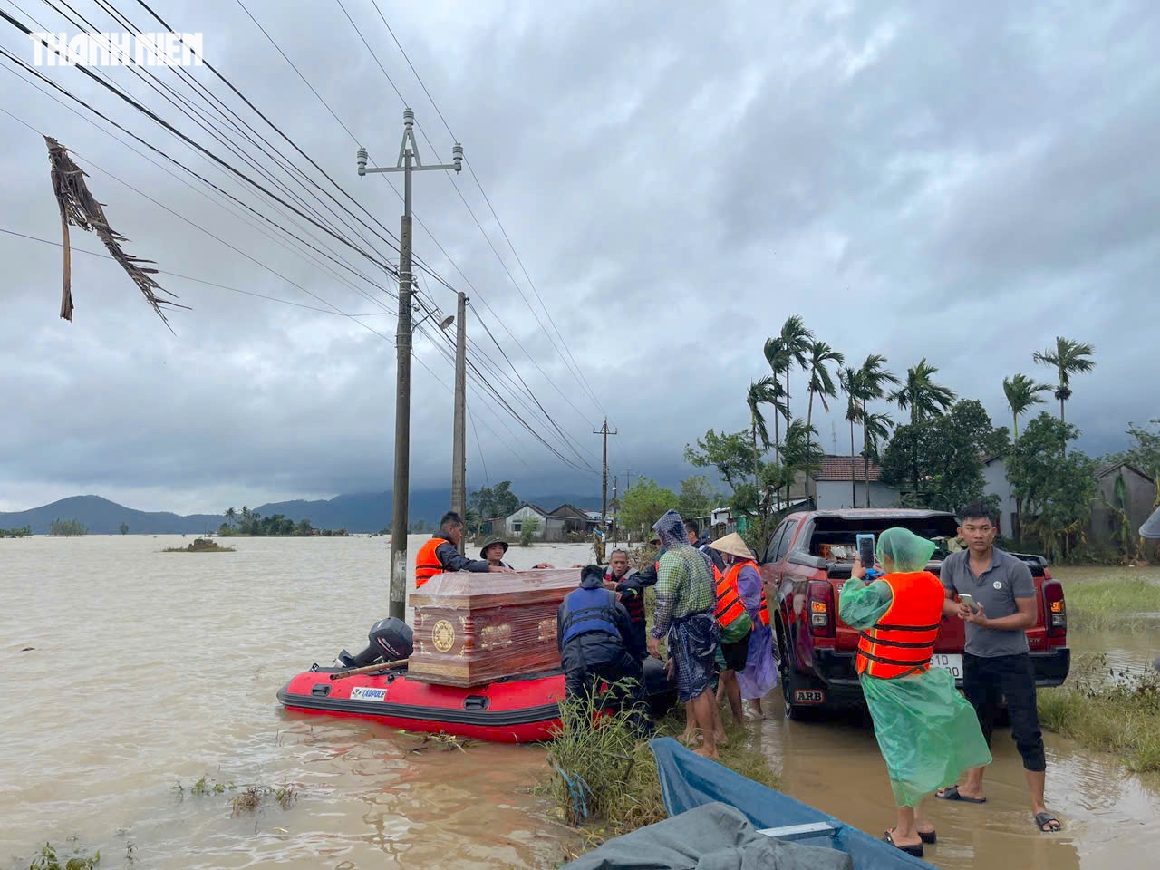 PV Thanh Niên hỗ trợ đưa quan tài vượt lũ lo hậu sự người mất- Ảnh 3.