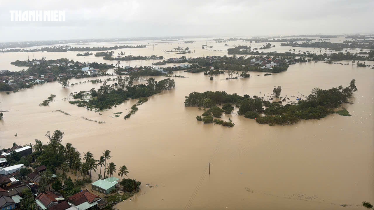 Rốn ngập lụt Phú Yên cũ nhìn từ trực thăng Bộ Quốc phòng, còn mênh mông nước- Ảnh 4. Rốn ngập lụt Phú Yên cũ nhìn từ trực thăng Bộ Quốc phòng, còn mênh mông nước- Ảnh 4.
