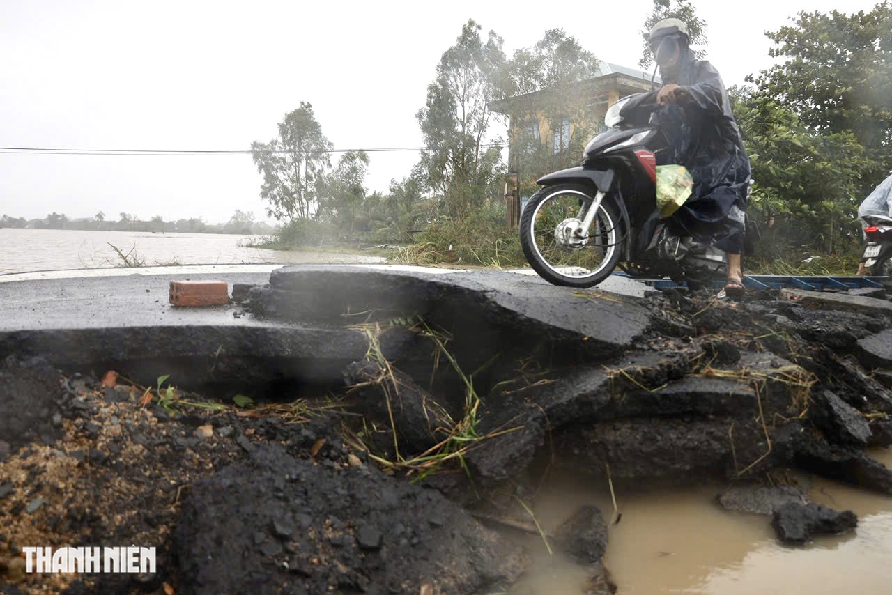 Cận cảnh đường liên xã ở Phú Yên cũ bị tàn phá nặng nề Sau lũ lụt - Ảnh 2.