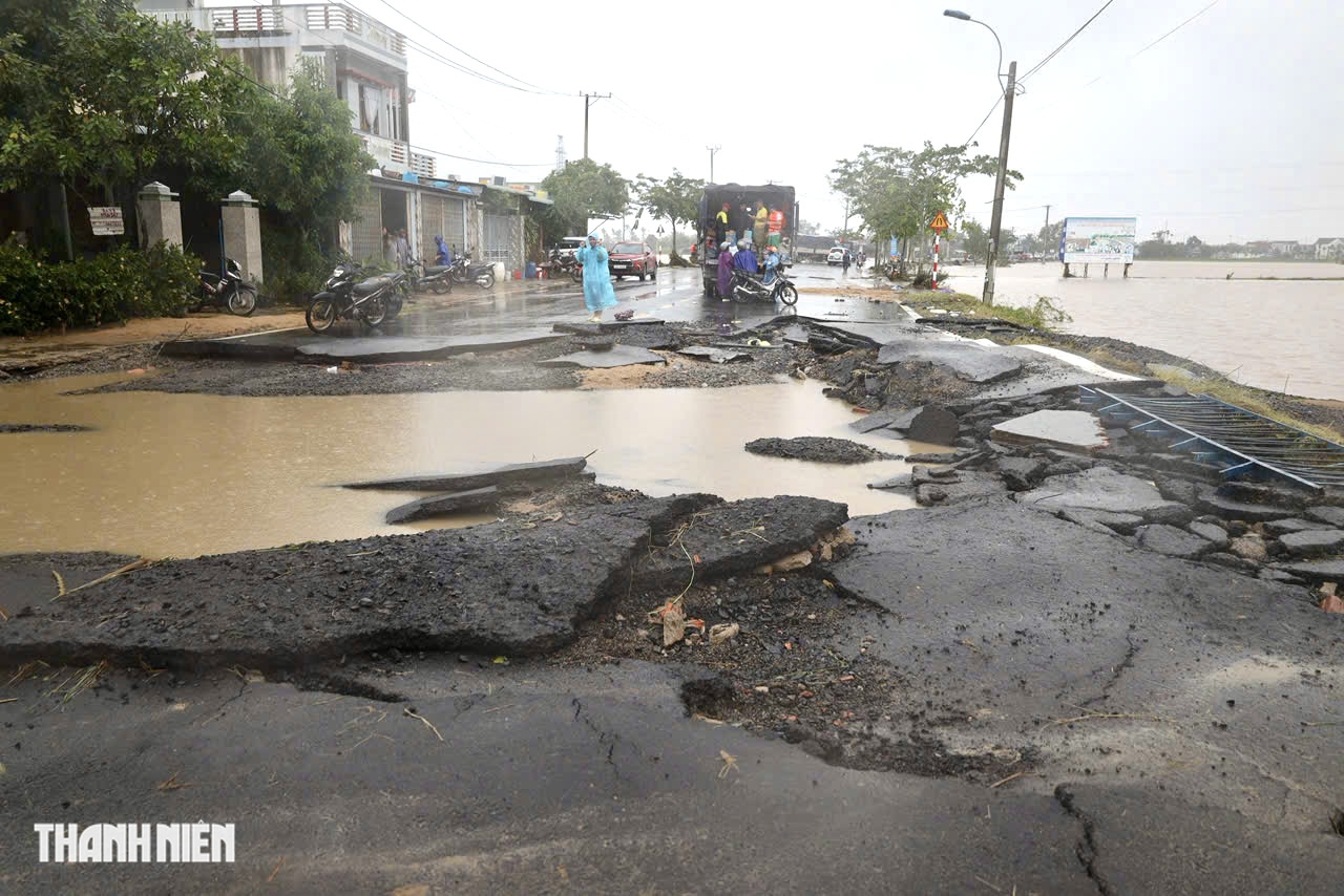 Cận cảnh đường liên xã ở Phú Yên cũ bị tàn phá nặng nề Sau lũ lụt - Ảnh 3.
