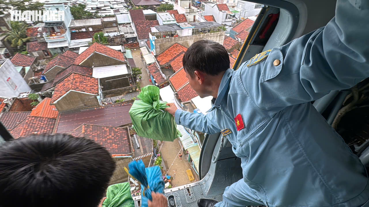 Trực thăng Bộ Quốc phòng thả hàng cứu trợ người dân ngập lụt Phú Yên cũ- Ảnh 9. Trực thăng Bộ Quốc phòng thả hàng cứu trợ người dân ngập lụt Phú Yên cũ- Ảnh 9.