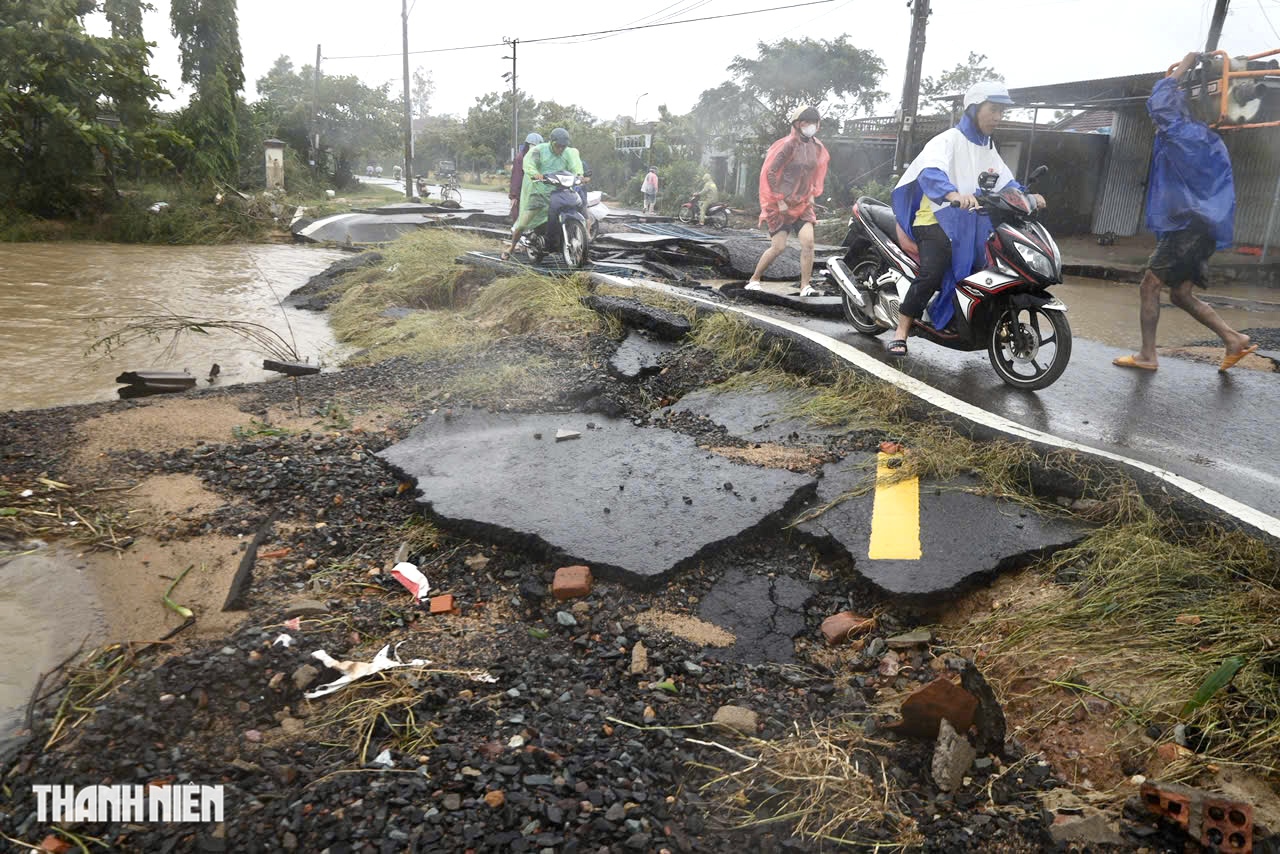Cận cảnh đường liên xã ở Phú Yên cũ bị tàn phá nặng nề Sau lũ lụt - Ảnh 7.