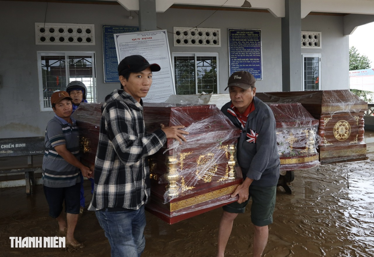 Quan tài của bà Cúc: Nỗi đau giữa biển nước tại Đắk Lắk - Ảnh 2.