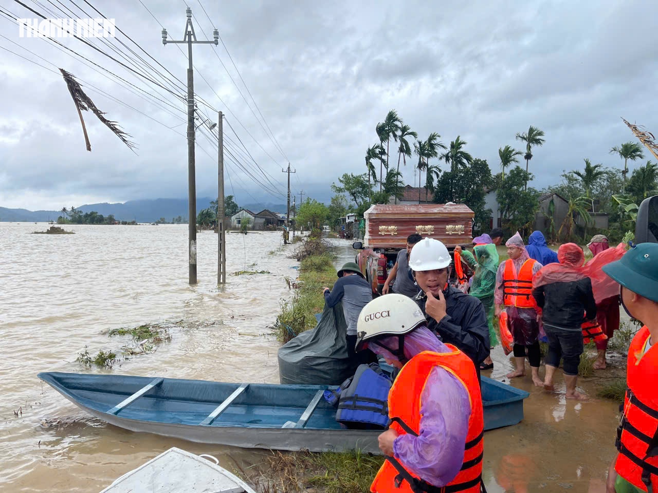 PV Thanh Niên hỗ trợ đưa quan tài vượt lũ lo hậu sự người mất- Ảnh 2.