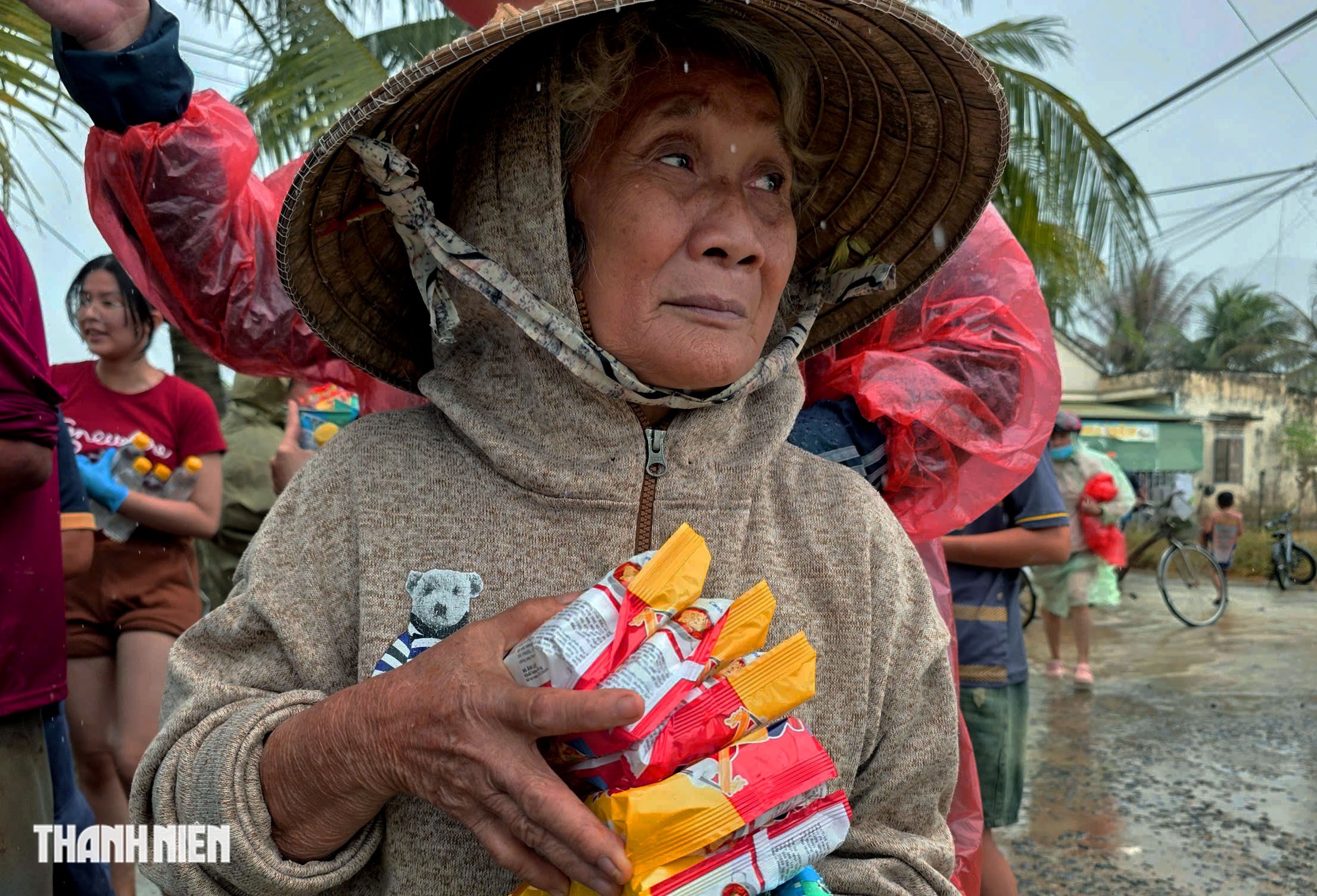Những h&igrave;nh ảnh x&uacute;c động tại T&acirc;y H&ograve;a , H&ograve;a Thịnh sau đợt lũ lịch sử - Ảnh 11.