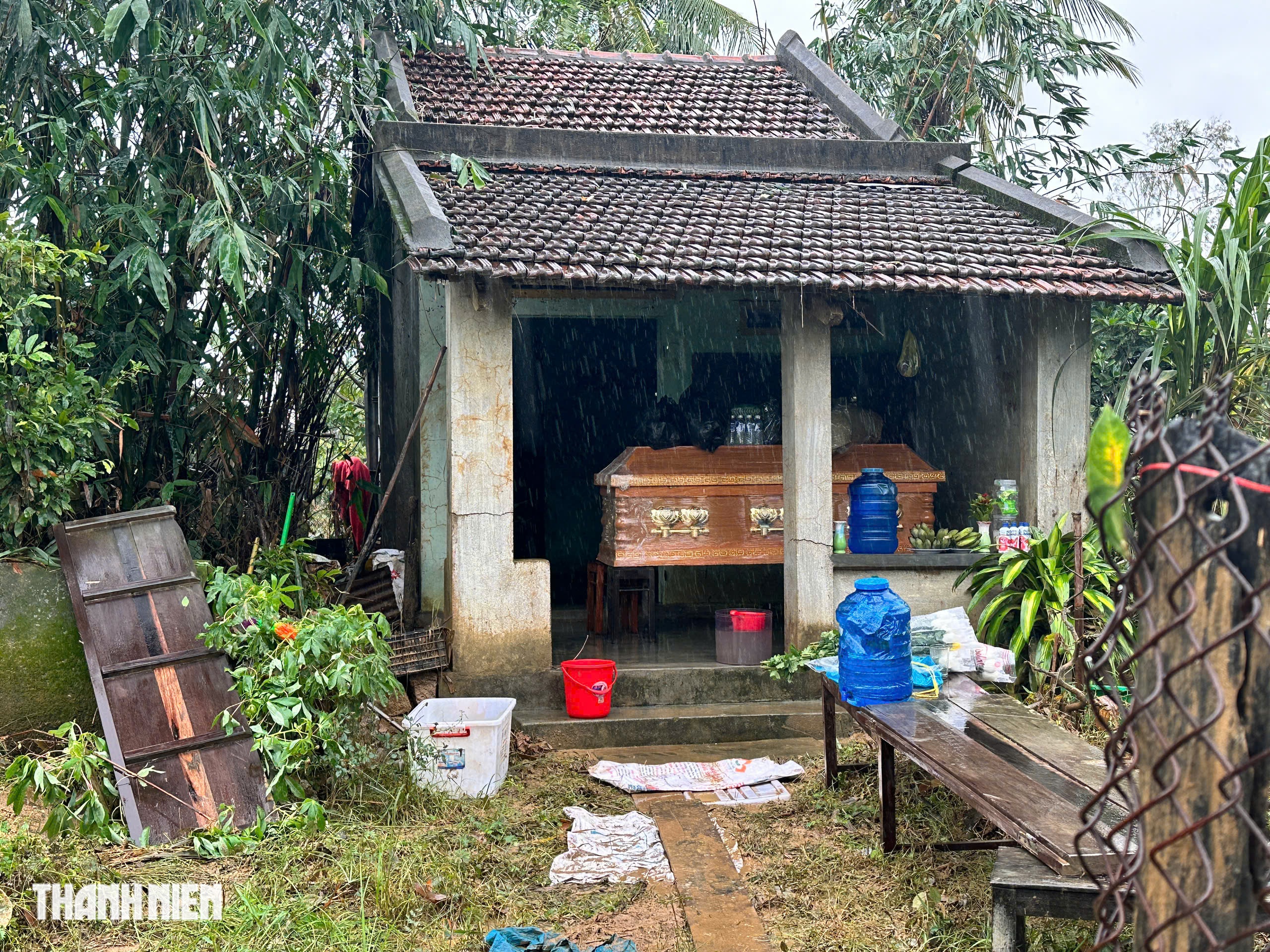 Quan tài trước nhà ở rốn lũ Hòa Thịnh, Đắk Lắk: 'Đau đớn không gì bằng!' - Ảnh 6.