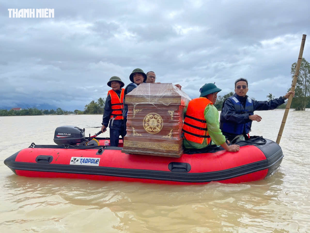 PV Thanh Niên hỗ trợ đưa quan tài vượt lũ lo hậu sự người mất- Ảnh 4.
