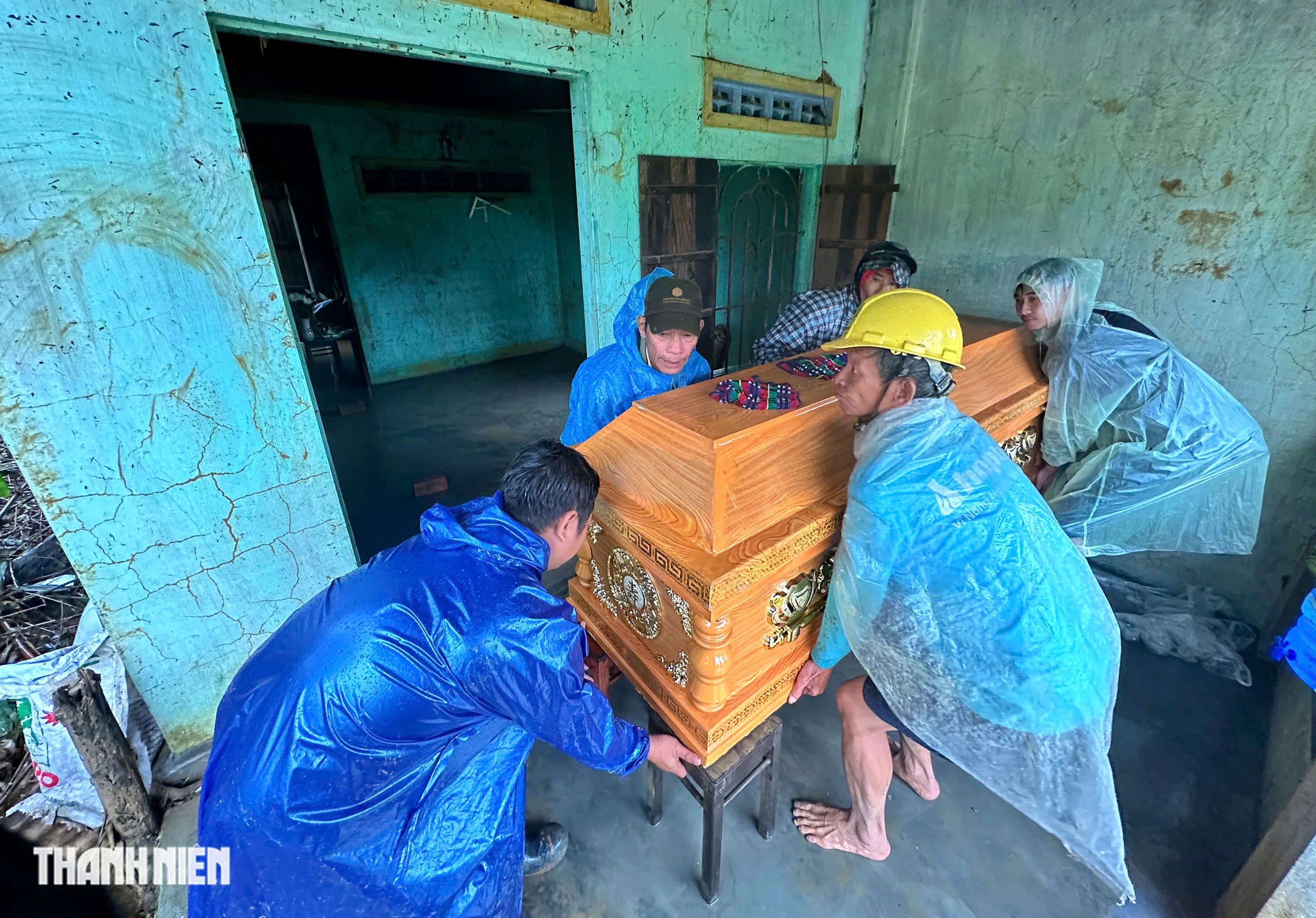 Quan tài trước nhà ở rốn lũ Hòa Thịnh, Đắk Lắk: 'Đau đớn không gì bằng!' - Ảnh 5.