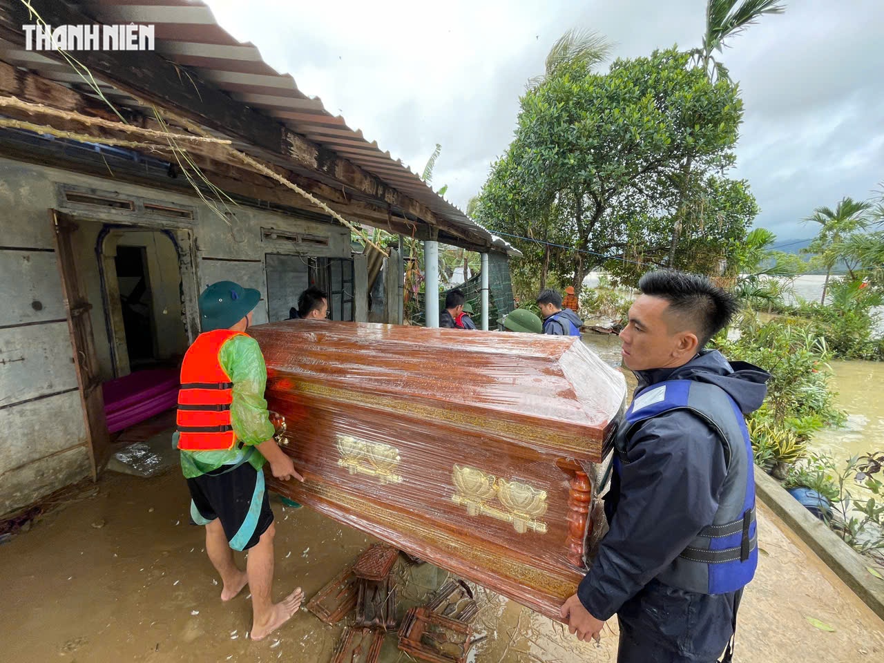 PV Thanh Niên hỗ trợ đưa quan tài vượt lũ lo hậu sự người mất- Ảnh 8.