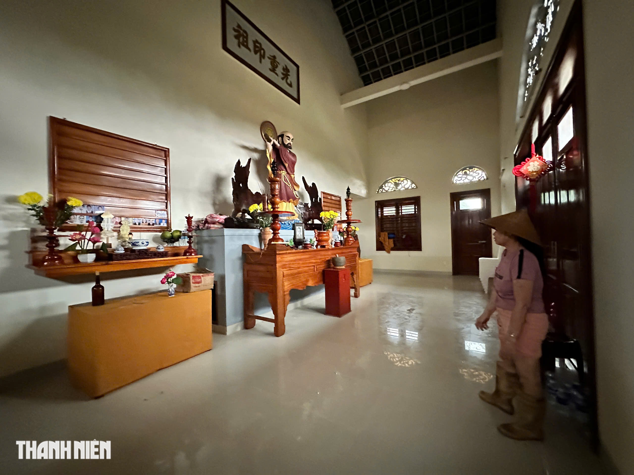 Dân xã Hòa Thịnh (Đắk Lắk) leo bàn thờ, ôm tượng Phật lúc lũ dâng cao - Ảnh 1.