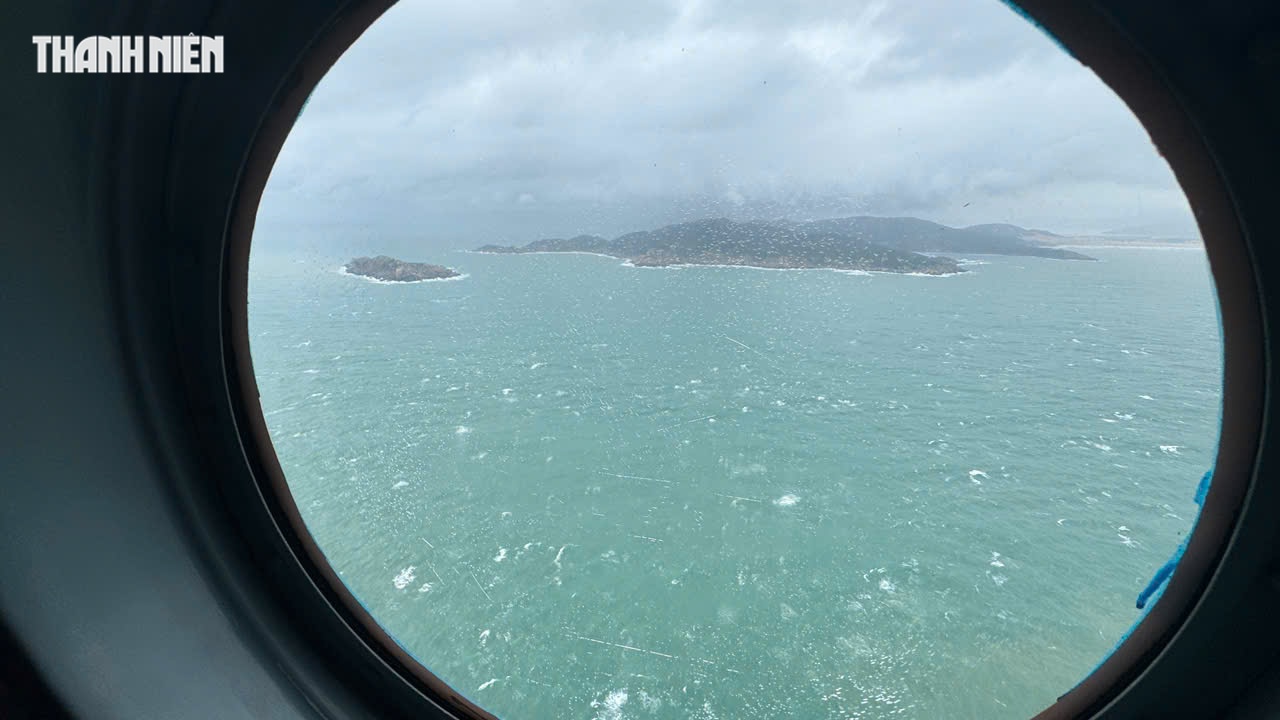 Trực thăng Bộ Quốc phòng thả hàng cứu trợ người dân ngập lụt Phú Yên cũ- Ảnh 6. Trực thăng Bộ Quốc phòng thả hàng cứu trợ người dân ngập lụt Phú Yên cũ- Ảnh 6.