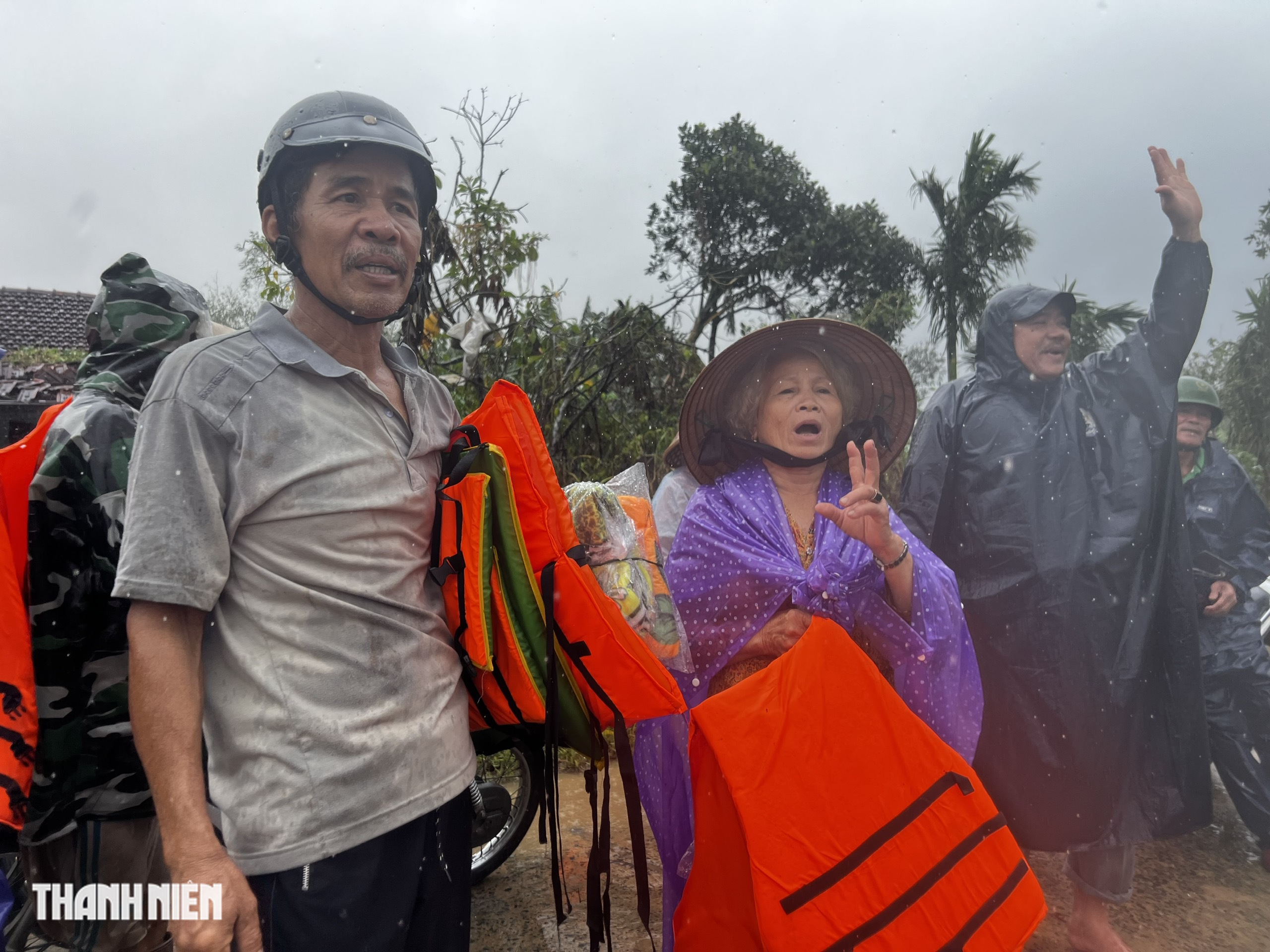 Cứu trợ khẩn cấp cho người dân Hội Cư trong bão lũ tàn phá - Ảnh 6.