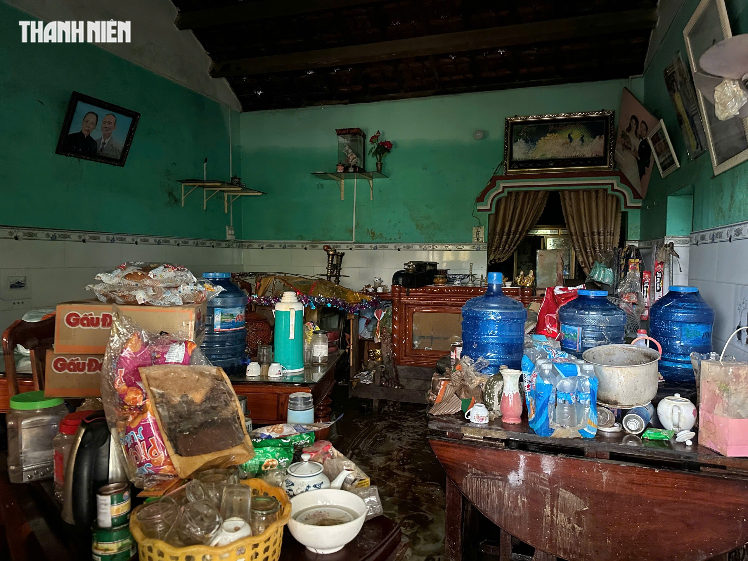 Quan tài trước nhà ở rốn lũ Hòa Thịnh, Đắk Lắk: 'Đau đớn không gì bằng!' - Ảnh 1.