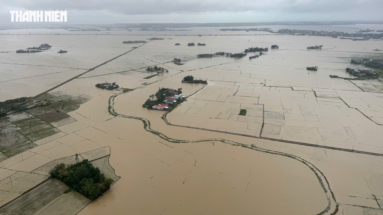 Rốn ngập lụt Phú Yên cũ nhìn từ trực thăng Bộ Quốc phòng, còn mênh mông nước- Ảnh 2. Rốn ngập lụt Phú Yên cũ nhìn từ trực thăng Bộ Quốc phòng, còn mênh mông nước- Ảnh 2.