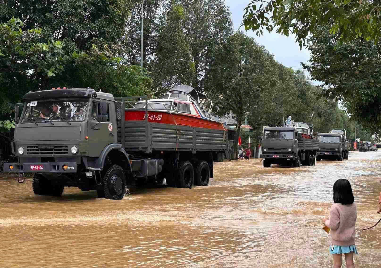 'Nước lũ lên nhanh, không có quân đội, công an hỗ trợ xã sẽ vỡ trận'- Ảnh 4. 'Nước lũ lên nhanh, không có quân đội, công an hỗ trợ xã sẽ vỡ trận'- Ảnh 4.