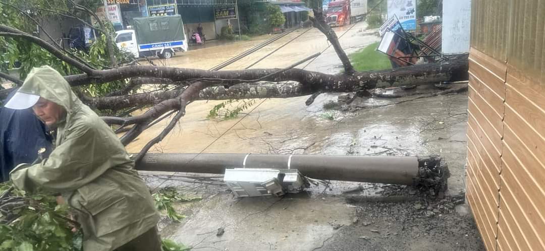 'Nước lũ lên nhanh, không có quân đội, công an hỗ trợ xã sẽ vỡ trận'- Ảnh 7. 'Nước lũ lên nhanh, không có quân đội, công an hỗ trợ xã sẽ vỡ trận'- Ảnh 7.