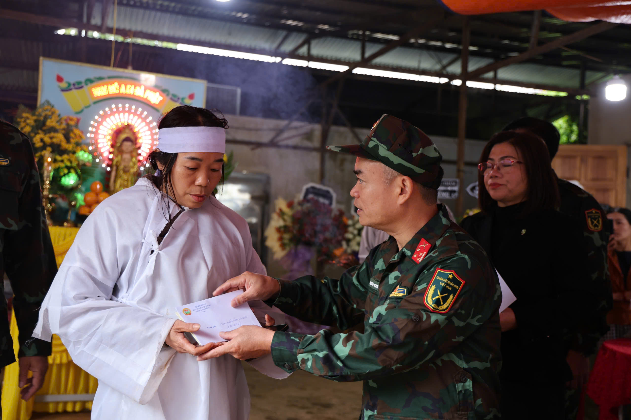 Quân khu 7 thăm 4gia đình có người tử vong do mưa lũ tại xã Lạc Dương - Ảnh 3.