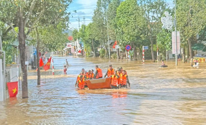 'Nước lũ lên nhanh, không có quân đội, công an hỗ trợ xã sẽ vỡ trận'- Ảnh 2. 'Nước lũ lên nhanh, không có quân đội, công an hỗ trợ xã sẽ vỡ trận'- Ảnh 2.