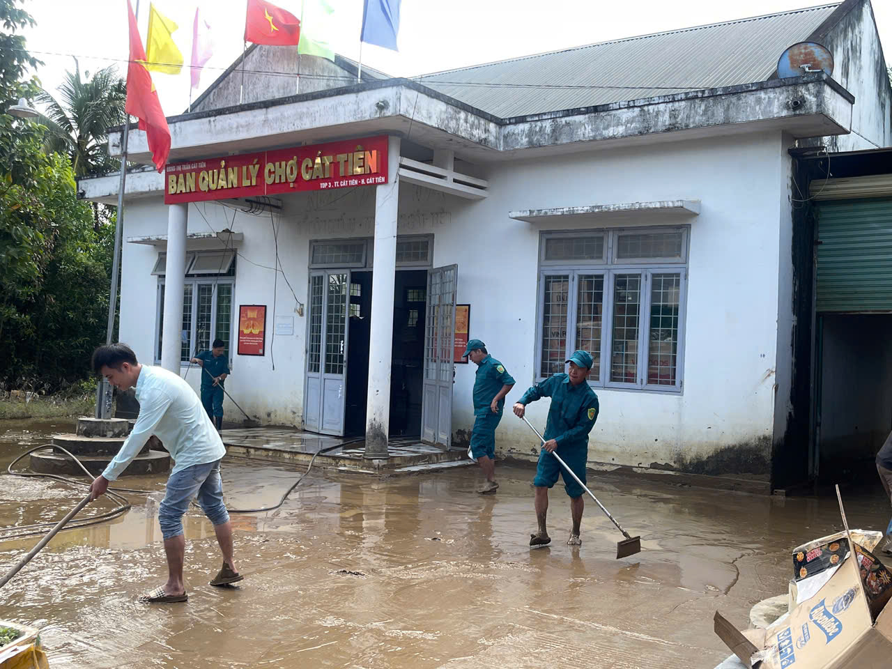 'Nước lũ lên nhanh, không có quân đội, công an hỗ trợ xã sẽ vỡ trận'- Ảnh 11. 'Nước lũ lên nhanh, không có quân đội, công an hỗ trợ xã sẽ vỡ trận'- Ảnh 11.