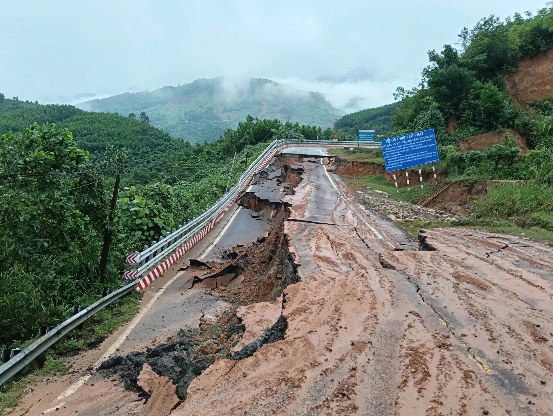 Khánh Hòa: Đèo Khánh Lê xuất hiện thêm 7 điểm sạt lở nghiêm trọng- Ảnh 1.