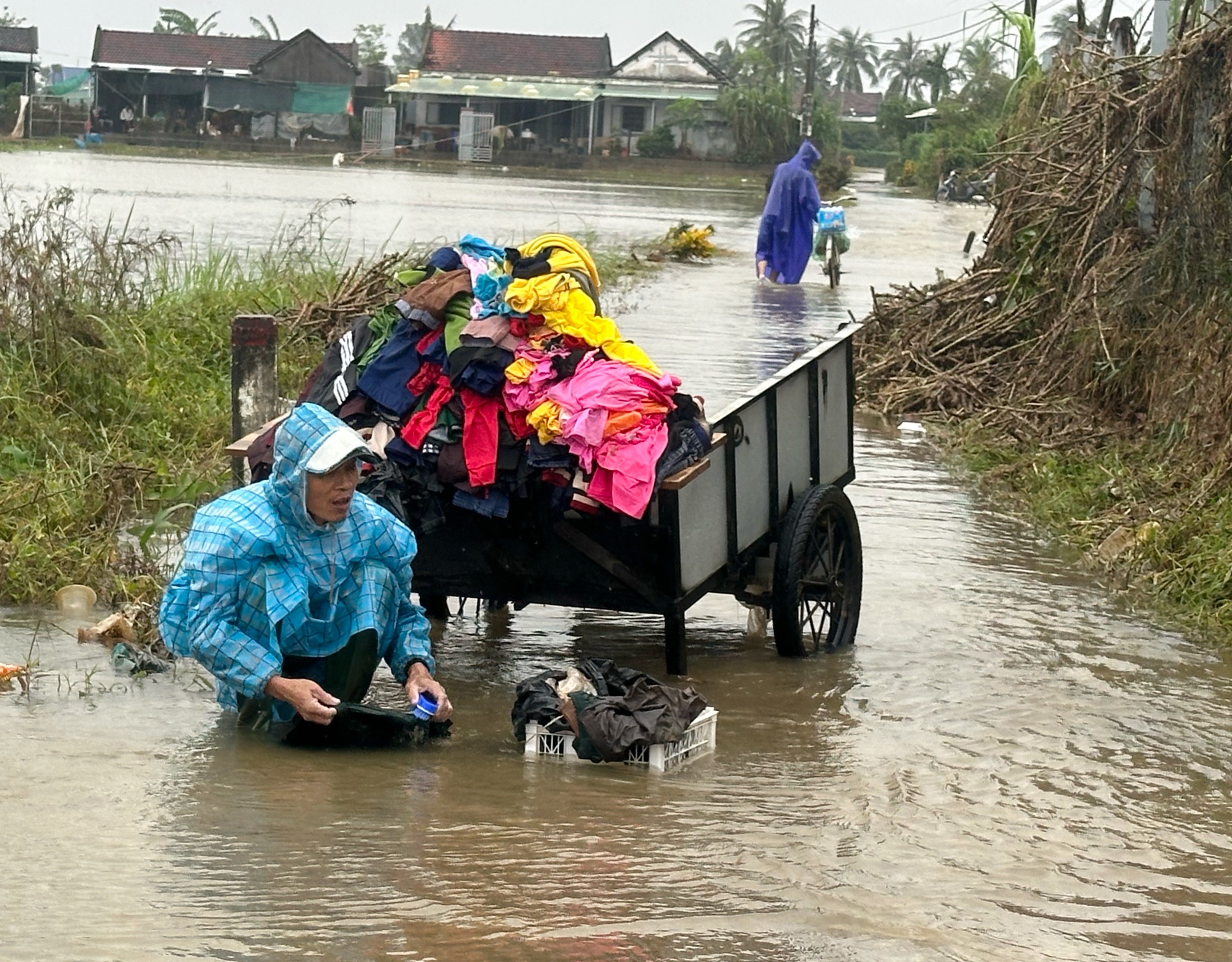 Cụ bà ở vùng lũ Đắk Lắk quyết không nhận đồ cứu trợ: Lý do xúc động - Ảnh 8.