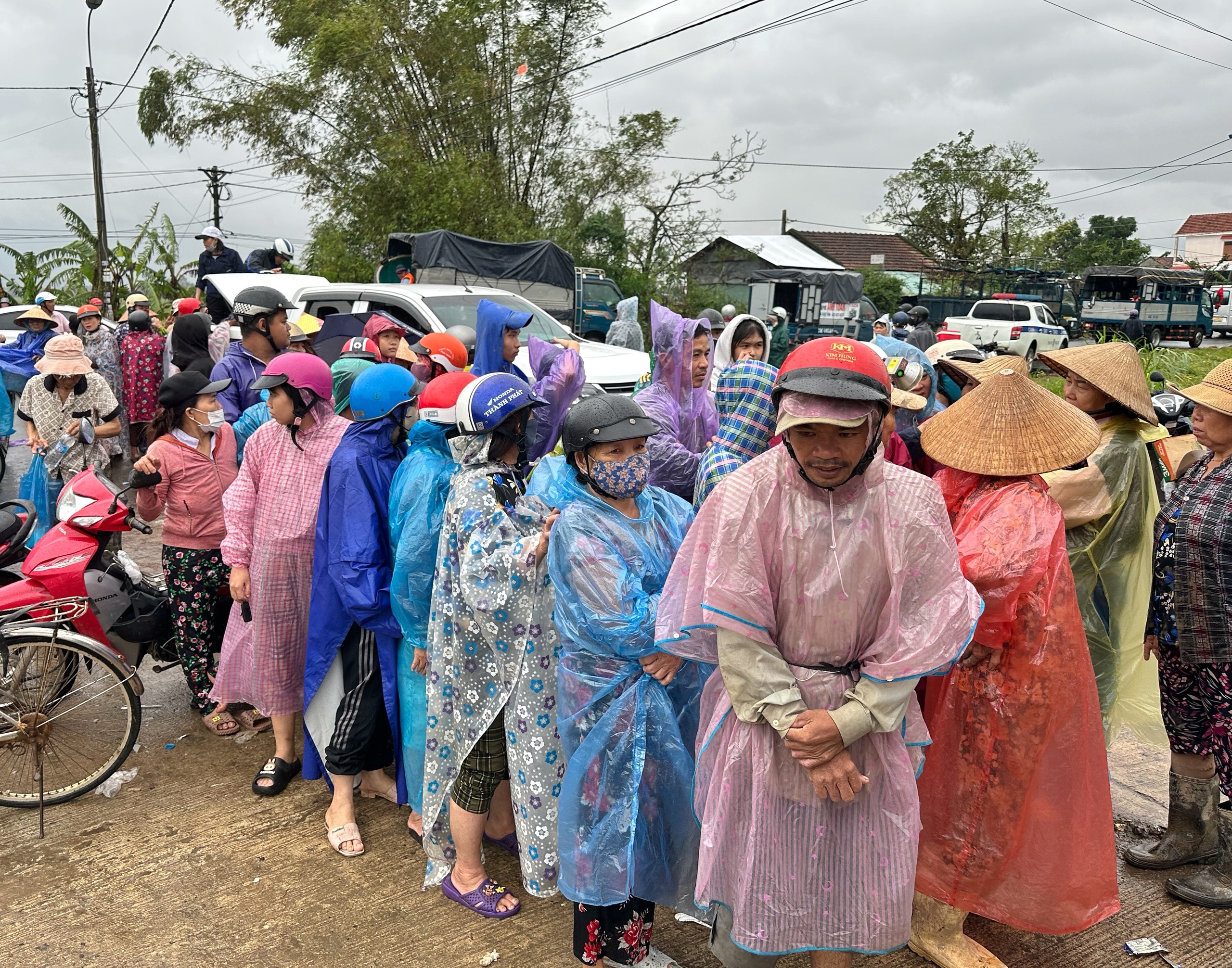 Cụ bà ở vùng lũ Đắk Lắk quyết không nhận đồ cứu trợ: Lý do xúc động - Ảnh 1.