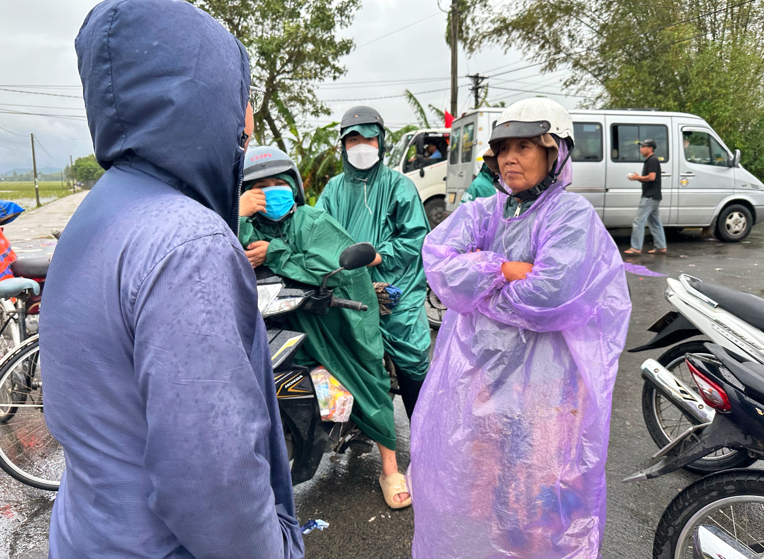 Cụ bà ở vùng lũ Đắk Lắk quyết không nhận đồ cứu trợ: Lý do xúc động - Ảnh 4.